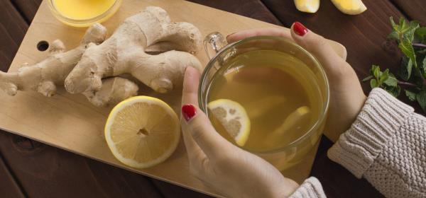 Τα ποτά κατά της κορώνας καταναλώνουν καθημερινά αρκετά υγρά, τσάι τζίντζερ με μέλι και λεμόνι