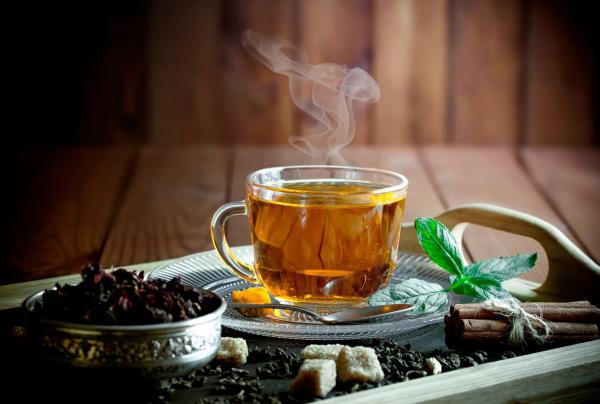 Ποτά ενάντια στο κορώνα ζεστό τσάι από βότανα καλό κατά των ιών θεραπεύει το βήχα