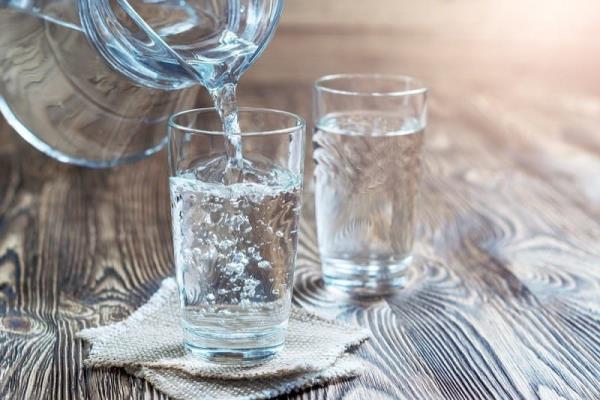 Τα ποτά κατά του Corona πίνουν πολύ νερό 8 ποτήρια την ημέρα