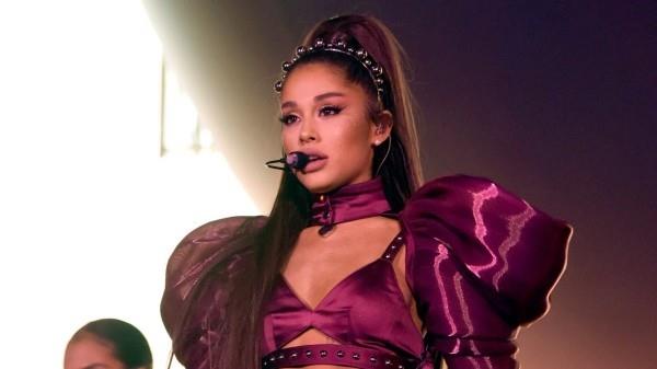Πρόσωπο Givenchy Ariana σε μοβ χρώμα