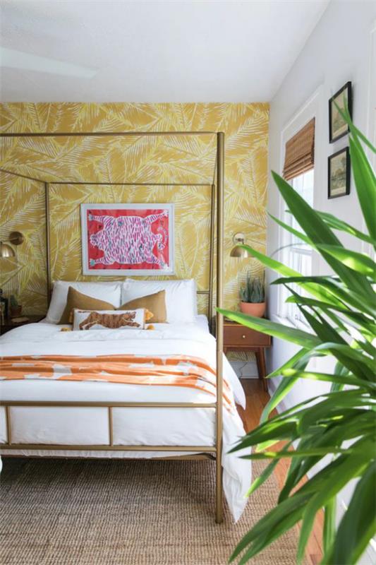 Λαμπερό μεταλλικό υπνοδωμάτιο με τοίχο κρεβάτι με ουρανό πίσω από το κρεβάτι με κίτρινη ταπετσαρία πράσινο φυτό εσωτερικού χώρου ακριβώς μπροστά