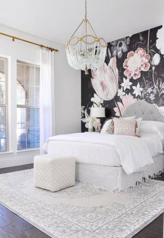 Λαμπερό σχέδιο κρεβατοκάμαρας με λευκό κρεβάτι, μοντέρνα floral ταπετσαρία ως διακόσμηση και αντίθεση τοίχων