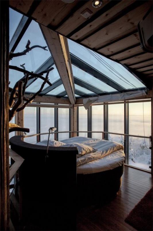 Γυάλινοι τοίχοι στο υπνοδωμάτιο Οροφή από γυαλί σε ρουστίκ στιλ, πολύ ξύλο, πολύ ρομαντικά ελκυστικό