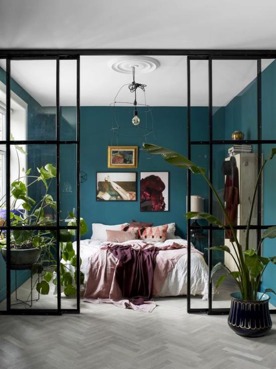 Γυάλινοι τοίχοι στο υπνοδωμάτιο δημιουργούν μια πράσινη όαση χωρίς κατώφλι σε μπλε-πράσινους τοίχους