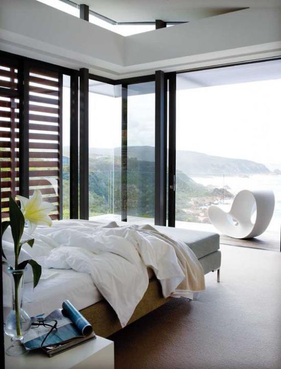 Γυάλινοι τοίχοι στο υπνοδωμάτιο κομψό υπνοδωμάτιο στην παραθαλάσσια ξύλινα ρολά πανοραμική θέα