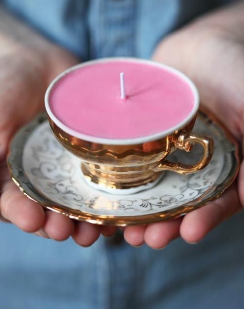 Ιδέες διακόσμησης για Χριστουγεννιάτικα δώρα κερί ροζ φλιτζάνι καφέ