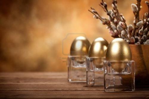 Χρυσά πασχαλινά αυγά τσιμπήματα γυάλινη θήκη αυγών