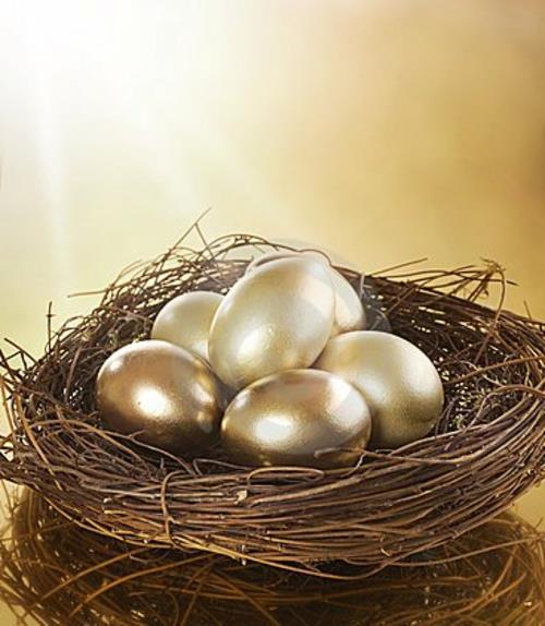 Τα χρυσά πασχαλινά αυγά κάνουν λαμπερά και κομψά