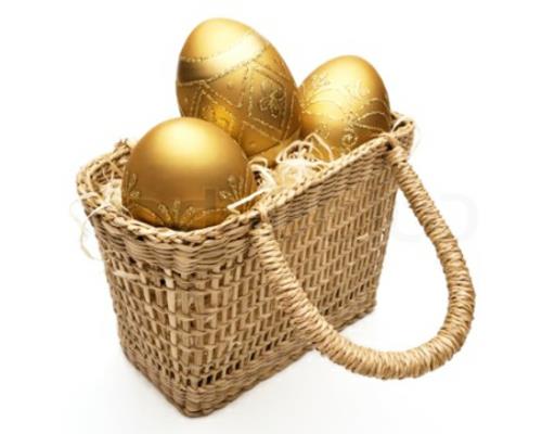 Ποικιλία από αυγά Πάσχας διακοσμημένα με χρυσές λαβές λαβής καλαθιού