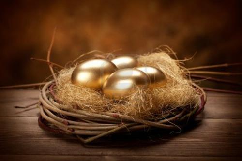 Χρυσή φωλιά πασχαλινών αυγών ρουστίκ