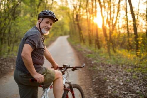 Χρυσοί κανόνες για μια υγιή και μακρά ζωή Οδήγηση ποδηλάτου κάθε μέρα στο πάρκο