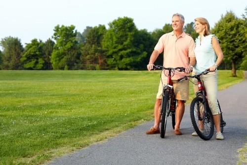 Ενημερωθείτε για τους χρυσούς κανόνες για μια υγιή μακρά ζωή μαζί με τον σύντροφό σας που κάνει ποδήλατο στη φύση