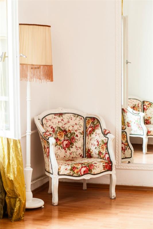 Grandmillennial Style - Ρίχνουμε μια προσεκτική ματιά στη γωνιά ανάγνωσης γιαγιά κομψό λουλουδάτο μοτίβο