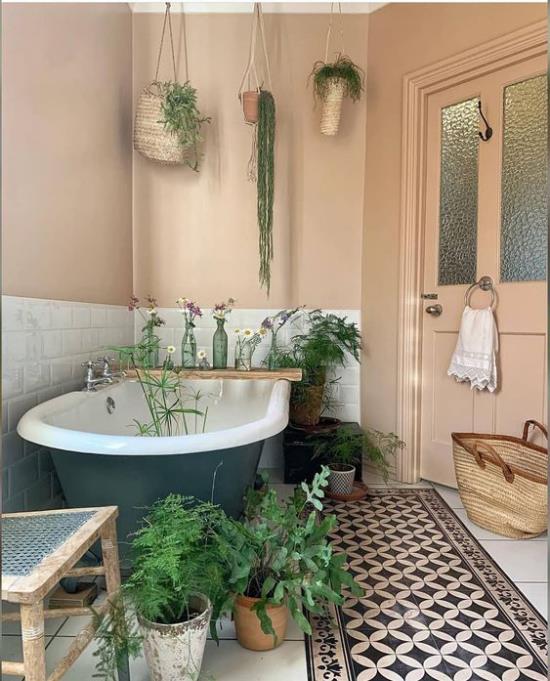 Πράσινο στην μπανιέρα μπάνιου σε ρουστίκ στιλ πολλά πράσινα φυτά σε γλάστρες κρεμαστά φυτά