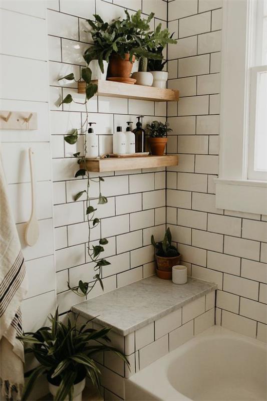 Πράσινο στο μπάνιο ξύλινα ράφια στον τοίχο καλλυντικά μπάνιου πράσινα φυτά λευκά πλακάκια μπανιέρα