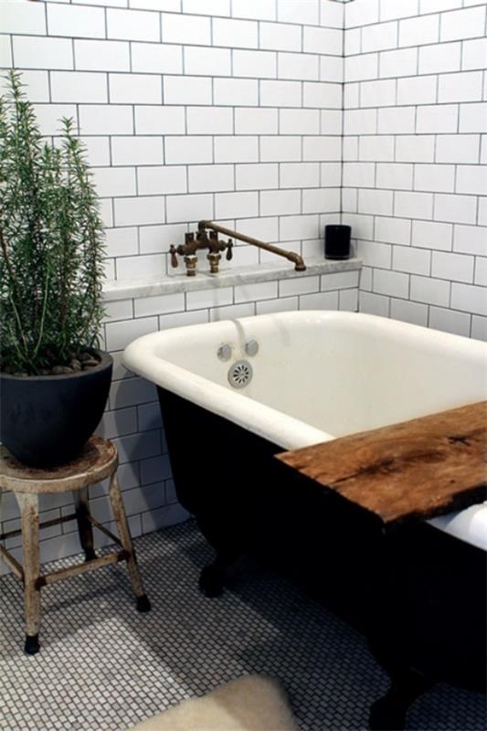 Πράσινο στο μπάνιο ανεξάρτητη μπανιέρα σε ρετρό στυλ, δεντρολίβανο στην κατσαρόλα δίπλα του