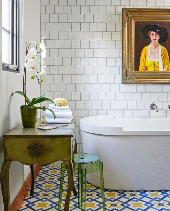 Πράσινο μπάνιο ανεξάρτητη μπανιέρα ρουστίκ τοιχογραφία μπάνιου ορχιδέα σε ρετρό τραπέζι