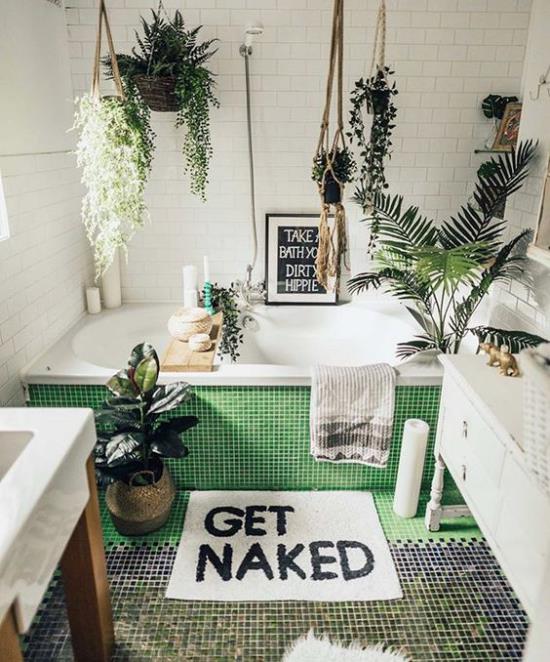 Πράσινο στο μπάνιο μπανιέρα με πλακάκια σε ρουστίκ στιλ πολλά πράσινα φυτά κρεμαστά φυτά