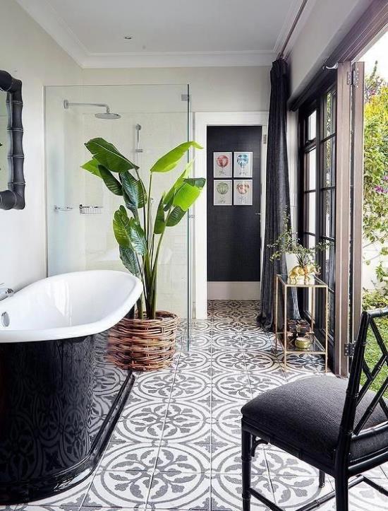 Πράσινο στο μπάνιο κομψό μπάνιο από το δάπεδο μέχρι την οροφή συρόμενη πόρτα στην αυλή του κήπου μια μπανιέρα καρέκλας σε γλάστρες