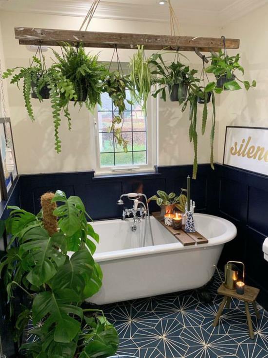 Πράσινο στο μπάνιο όμορφο μπάνιο σε λευκό και σκούρο μπλε Philodendron στο δοχείο δοκάρια κρεμαστά φυτά