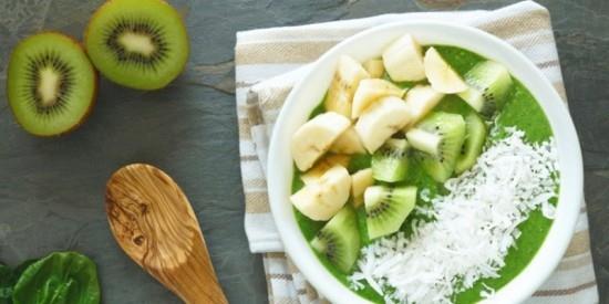 Πράσινα smoothies φλιτζάνια σπανάκι ακτινίδιο μπανάνα αποξηραμένη καρύδα