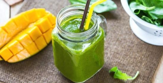 Πράσινα smoothies με μπανάνα σπανάκι