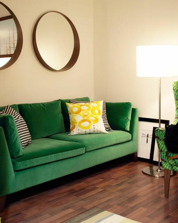 Πράσινος καναπές κίτρινος τοίχος διακόσμησης μαξιλαριού