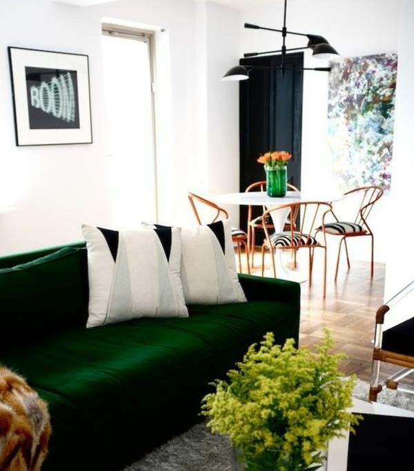 Πράσινοι σχεδιασμοί καναπέδες σκούρα μαξιλάρια λευκό