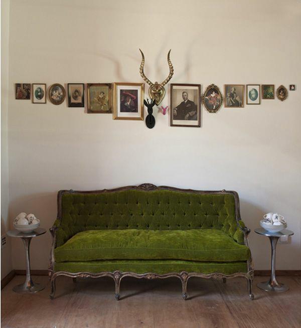 Πράσινοι καναπέδες διακοσμητικά αντικείμενα ζωγραφικής κορνίζες