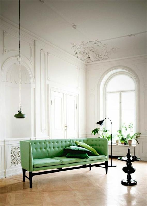 Πράσινοι τραπεζοί καναπέδες κρεμαστές λάμπες τοίχο