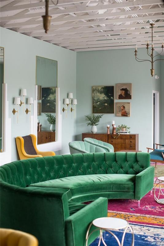 Πράσινοι στρογγυλοί καναπέδες με διακόσμηση τοίχου