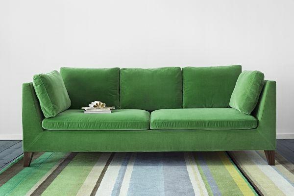 Πράσινοι βελούδινοι καναπέδες λωρίδες χαλί πολύχρωμες