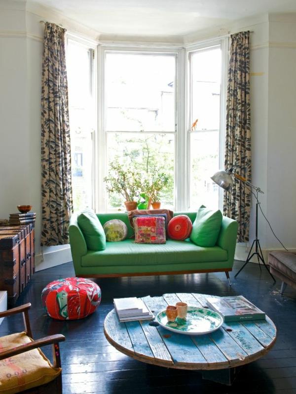 Πράσινο παράθυρο με καναπέδες με παράθυρο τραπεζιού