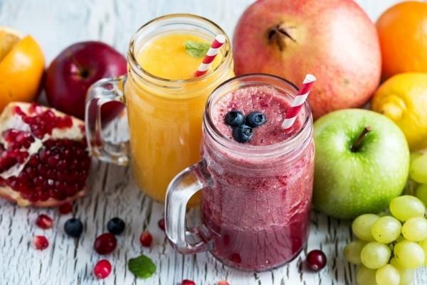 Πράσινο smoothie που παρασκευάζεται σε ένα ποτήρι από μπανάνα ακτινίδιο σπανάκι πράσινο μήλο