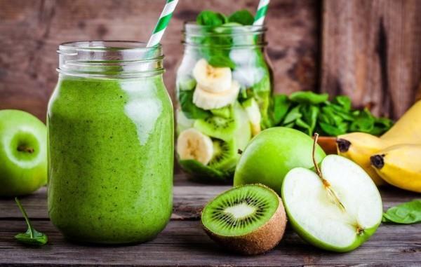 Πράσινο smoothie σε ένα ποτήρι φτιαγμένο από μπανάνα ακτινίδιο σπανάκι πράσινο μήλο