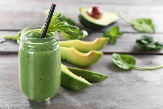 Πράσινο smoothie σε ποτήρι φύλλα σπανάκι αβοκάντο