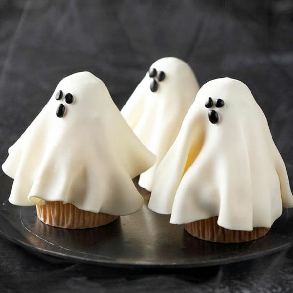 Μάφιν τρόμου που ψήνουν αποκριάτικα γλυκά cupcakes φάντασμα