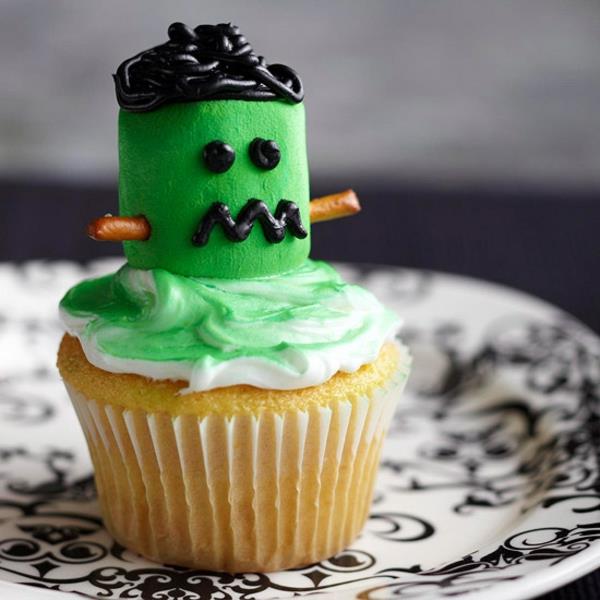Μάφιν τρόμου που ψήνουν αποκριάτικα γλυκά cupcakes πράσινους εξωγήινους
