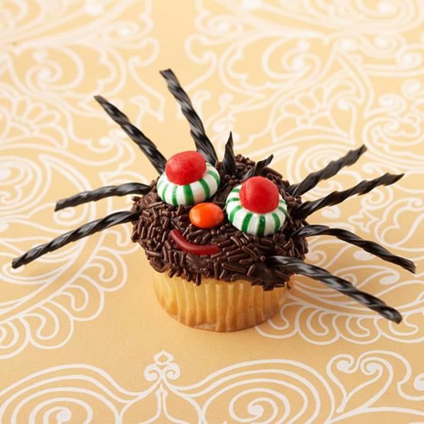 Μάφιν τρόμου που ψήνουν αποκριάτικες ζαχαροπλαστικές cupcakes αράχνη