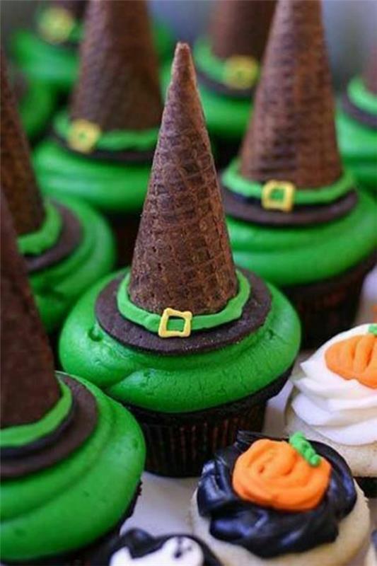 Μάφιν φρίκης αποκριές αρτοσκευάσματα πράσινα cupcakes που ψήνουν καπέλο μάγισσας