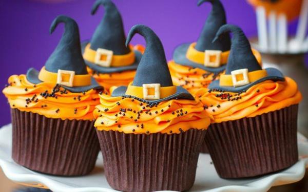 Scary Muffins Halloween Pastries Halloween Baking Halloween Party Recipes cupcakes with witch hat