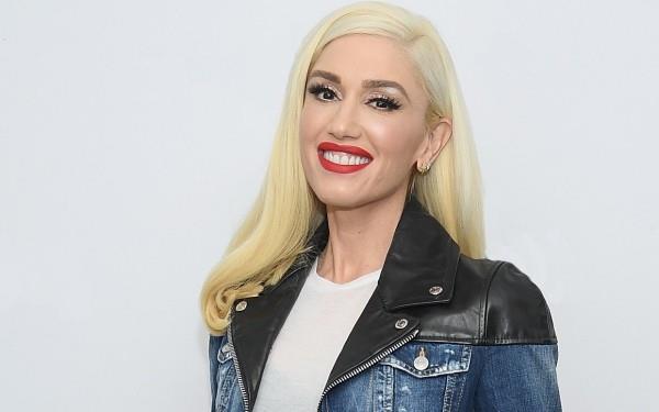 Η Gwen Stefani στις 3 Οκτωβρίου, 50 ετών, ήταν το σήμα κατατεθέν της με το έντονο κόκκινο φιλί