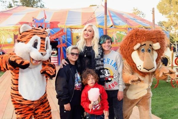 Η Gwen Stefani 50 ετών στις 3 Οκτωβρίου με τους τρεις γιους της