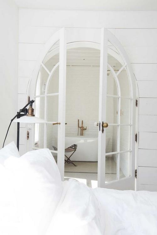 Ημικυκλικά παράθυρα τοξωτά περάσματα δωματίων εσωτερικά όλα σε λευκό υπνοδωμάτιο μπάνιο γαλλική πόρτα ρετρό στοιχεία