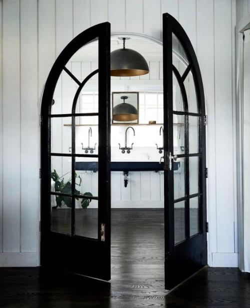 Ημικυκλικά παράθυρα που οριοθετούν τοξωτές πόρτες Γαλλική πόρτα τραπεζαρία κουζίνα
