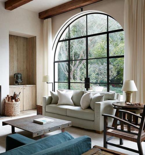 Ημικυκλικά παράθυρα τοξωτά περάσματα δωματίων όμορφο σαλόνι με ρετρό γοητεία