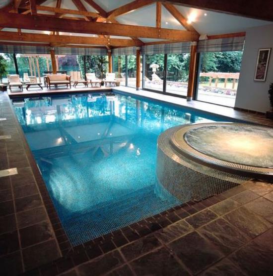 Εσωτερική πισίνα στο σπίτι Η καθαρή πολυτελής διασκέδαση κολύμβησης κοστίζει πολλά χρήματα