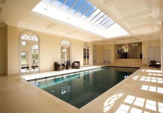 Εσωτερική πισίνα στο σπίτι πολυτελές σχέδιο γυάλινη οροφή πολύ φυσικό φως όπως στο κέντρο σπα