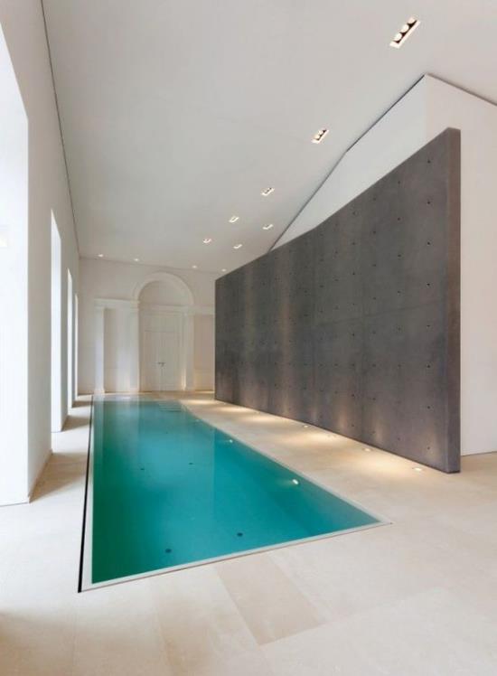 Εσωτερική πισίνα στο σπίτι μινιμαλιστική σχεδίαση τέλεια καθαριότητα φώτα πισίνας ενσωματωμένος φωτισμός οροφής