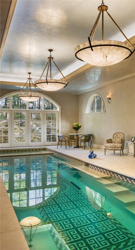 Εσωτερική πισίνα στο σπίτι πολύ ζεστή ατμόσφαιρα πλακάκια γύρω από την εσωτερική πισίνα ορθογώνιο σχήμα